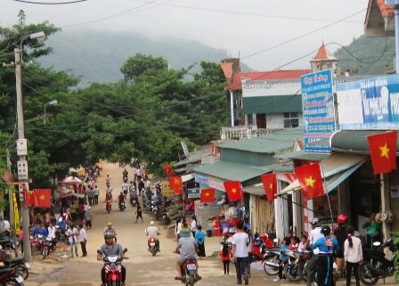 Ngay từ sáng sớm ngày 2/9, phố huyện Mường Lát đã bắt đầu đông người